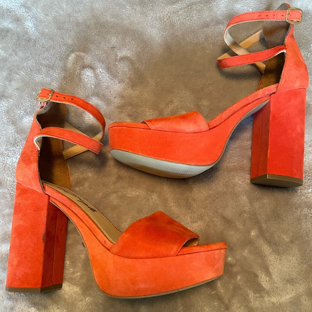 New, never worn Free People suede platform block heels. Size 39 8.5 or 9